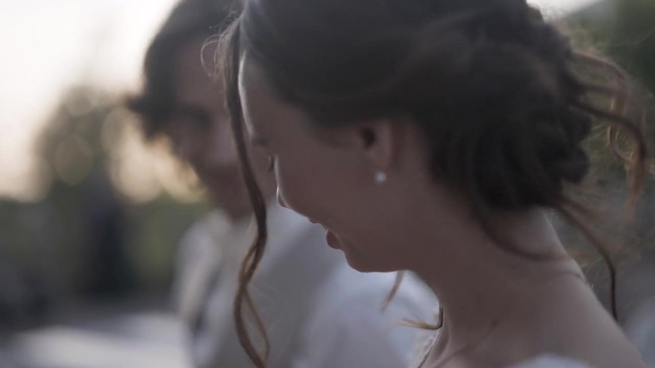 La mariée sourit pendant une danse à l’extérieur