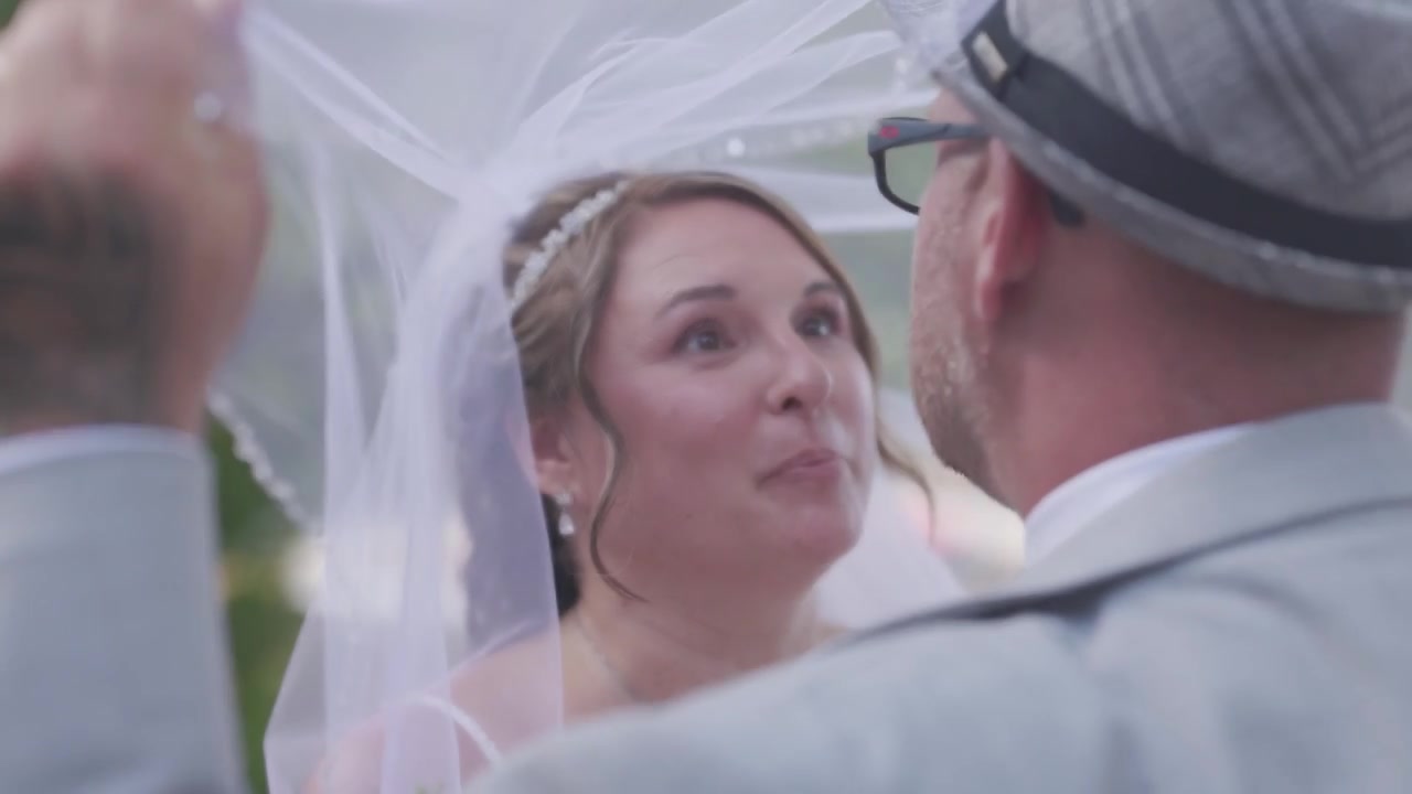 Les mariés échangent un regard sous le voile