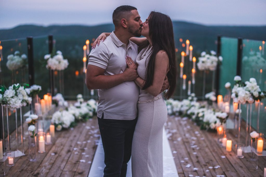 Les premières photos de fiancés, parmi les chandelles